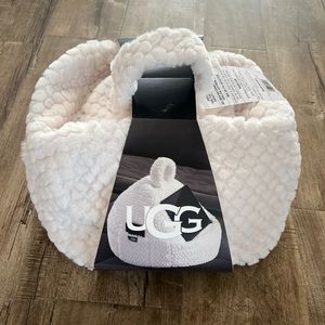 UGG Polar Textured Tablet Pouf New in Package
